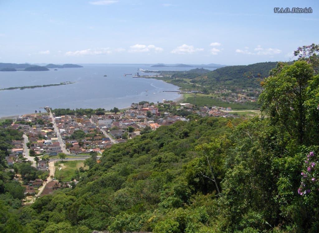 Vista panorâmica da Baía de Antonina com montanhas e pequenas ilhas