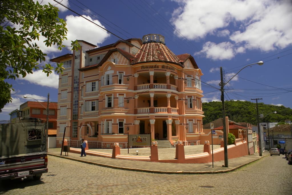 Edifício eclético com varandas ornamentadas e cúpula no Centro de Antonina