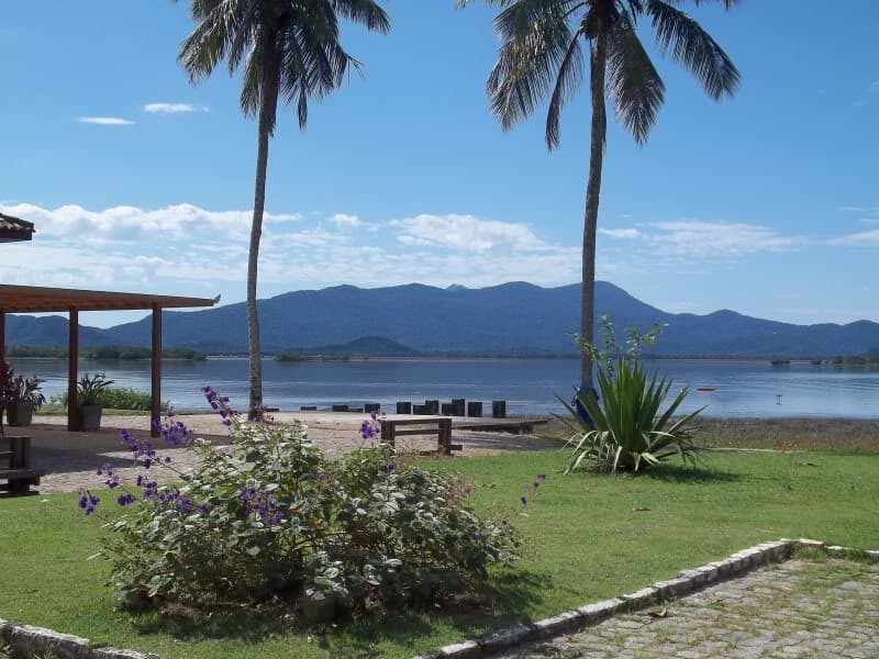 Ponta da Pita com orla ajardinada, palmeiras e águas calmas em Antonina