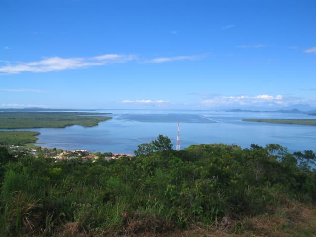 Vista panorâmica das águas tranquilas da Baía de Guaraqueçaba sob montanhas