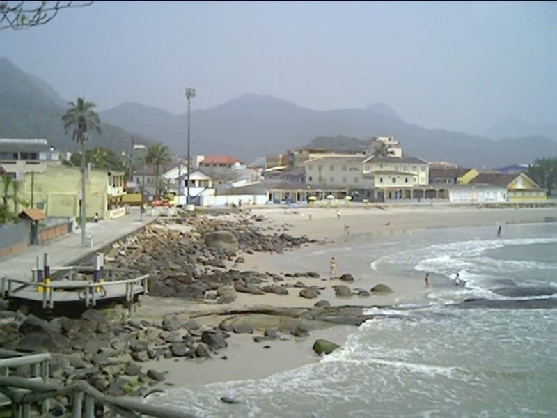 Vista da orla marítima de Matinhos com faixa de areia ampliada, calçadão e mar