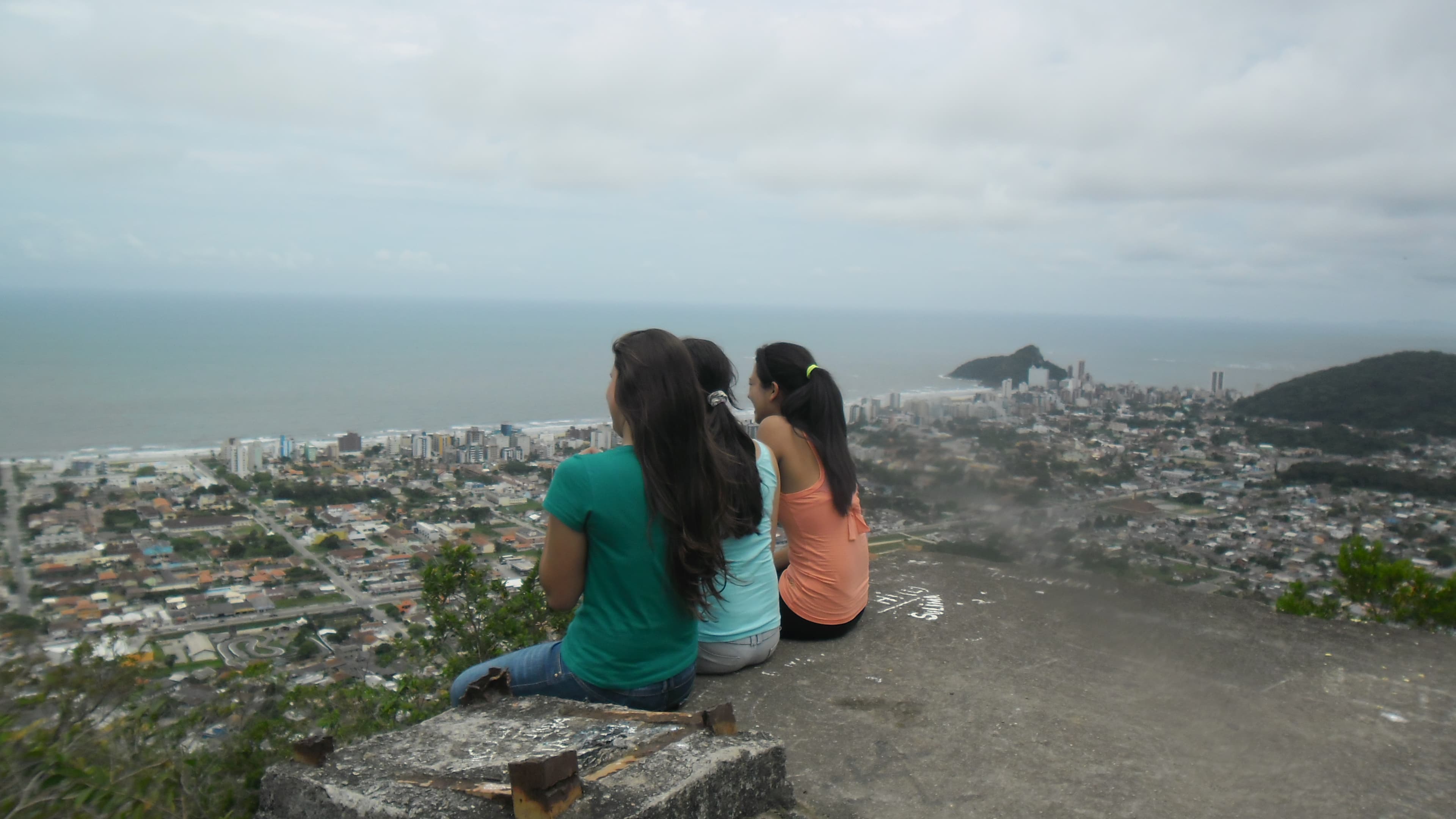 Pico de Matinhos com costão rochoso, mar aberto e vista panorâmica da baía