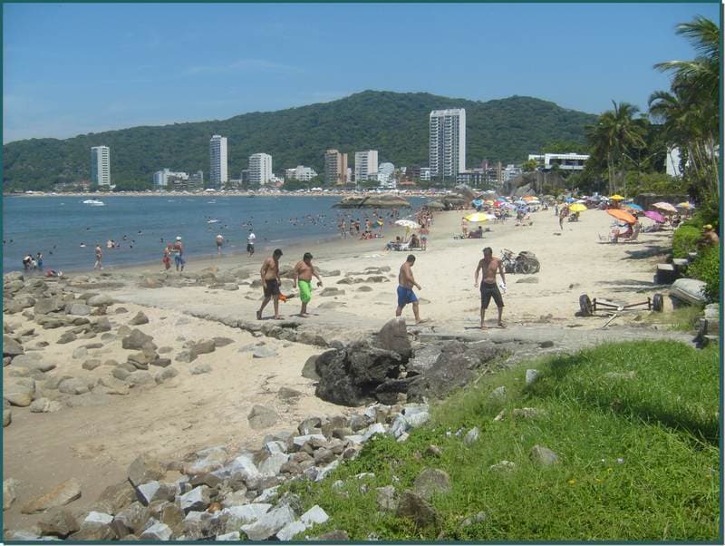 Praia Mansa de Caiobá com mar calmo sem ondas e costão arborizado