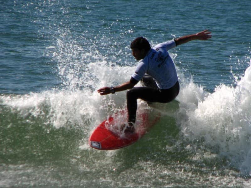 Surfista manobrando prancha em onda cristalina no Pico de Matinhos