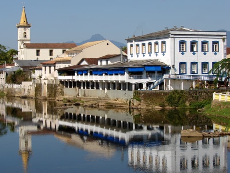 Rio Nhundiaquara em Morretes com casario colonial e reflexos na água