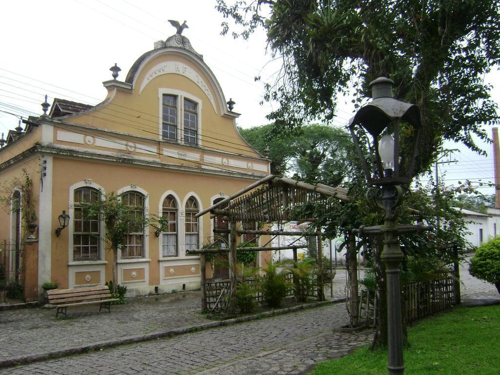 Solar histórico colonial ornamentado com jardim em Morretes