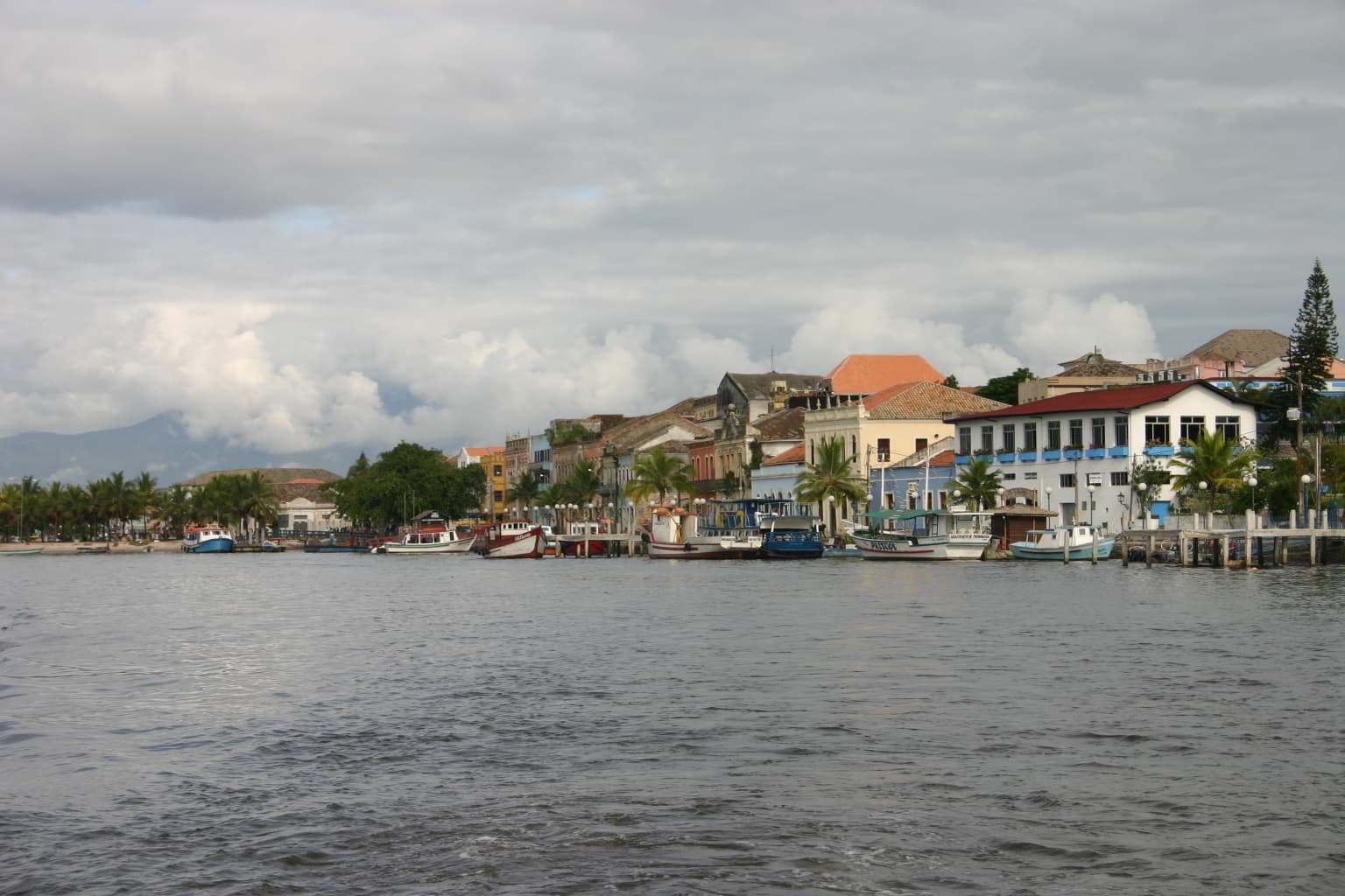 Orla do Rio Itiberê e cais de Paranaguá com pequenas embarcações