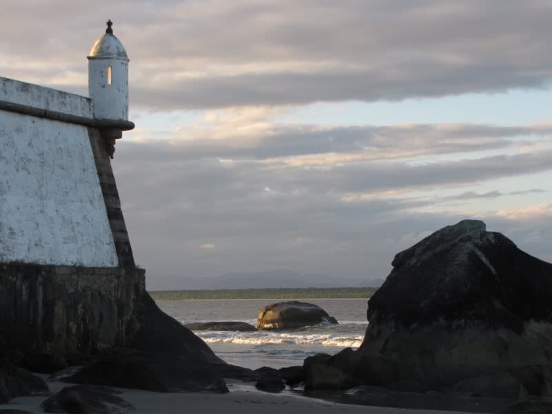 Muralhas da Fortaleza de Nossa Senhora dos Prazeres à beira-mar na Ilha do Mel