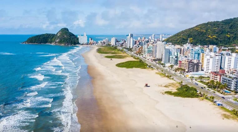 Vista aérea do litoral do Paraná com ilhas e a Serra do Mar